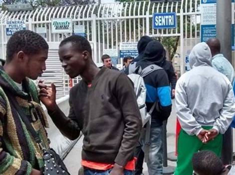 Usuarios de redes sociales organizan ayuda humanitaria para los africanos, haitianos y dominicanos que duermen, comen y hacen del baño a la intemperie