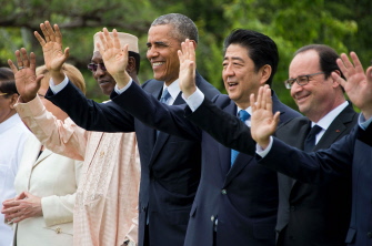 Los líderes del G7 saludan a los medios durante la foto oficial al finalizar la cumbre del grupo en Shima, Japón
