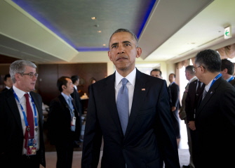 Obama (c) a su llegada a una sesión de trabajo en la cumbre del G7 en Shima, Japón