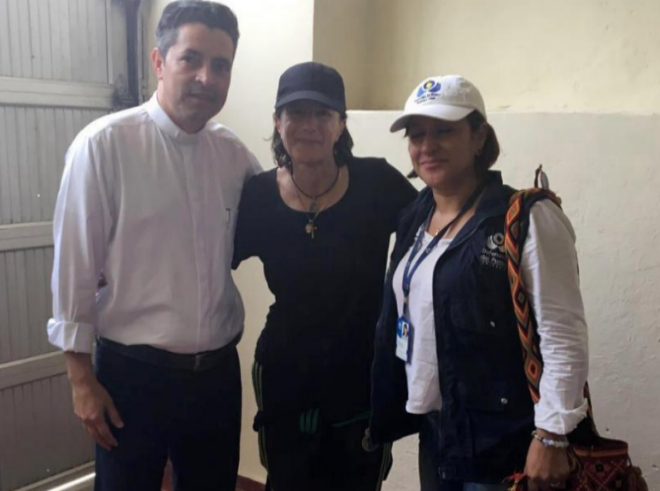 La periodista española Salud Hernández (c), tras su liberación, acompañada de un sacerdote y una funcionaria