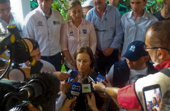 La periodista hispano-colombiana Salud Hernández-Mora, en rueda de prensa en Ocaña, departamento del Norte de Santander, tras ser liberada