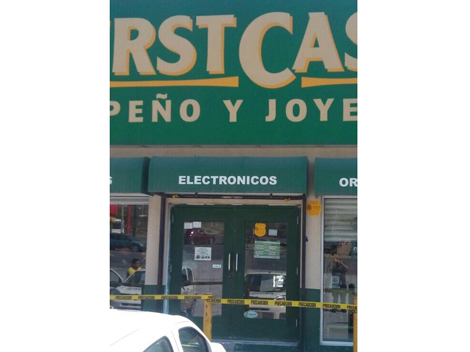 Policía Municipal y Ministerial acordonaron el negocio. 