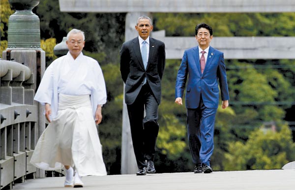 El presidente Barack Obama (c) y el premier japonés Shinzo Abe (d) ayer en Ise Grand Shrine.