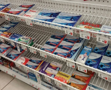 Se revisan las etiquetas de los medicamentos en el operativo.