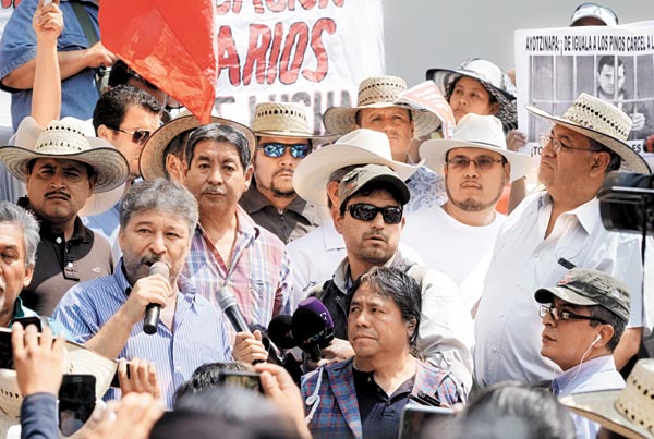 Los docentes estuvieron acompañados por organizaciones campesinas, sociales y padres de los 43.