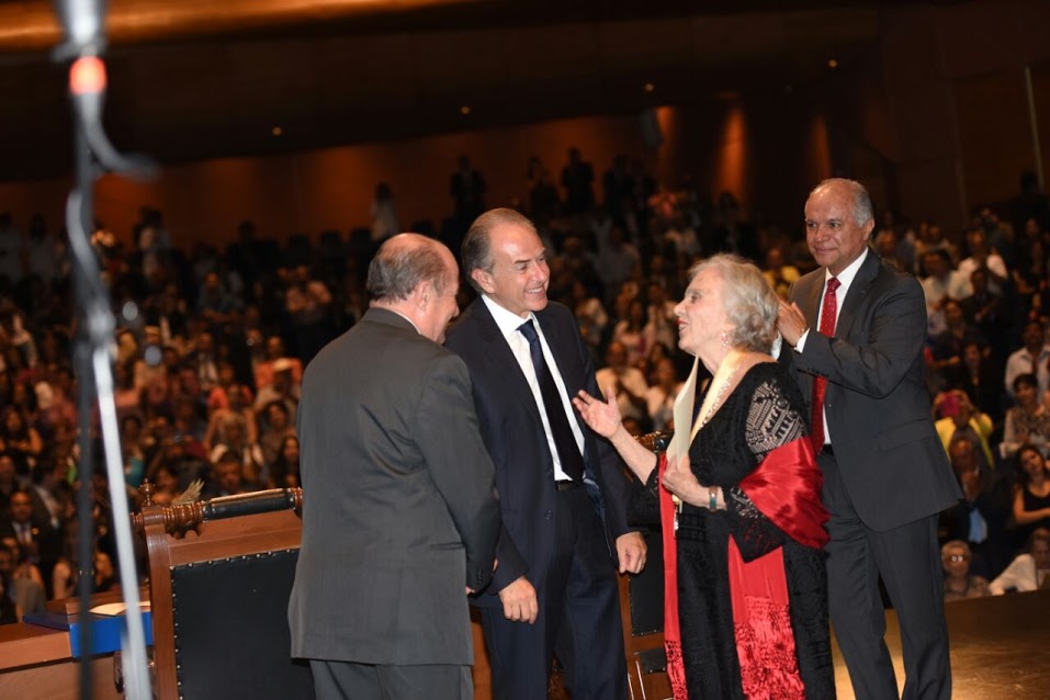 Elena Poniatowska se manfiestó sorprendida pero honrada con tal distición