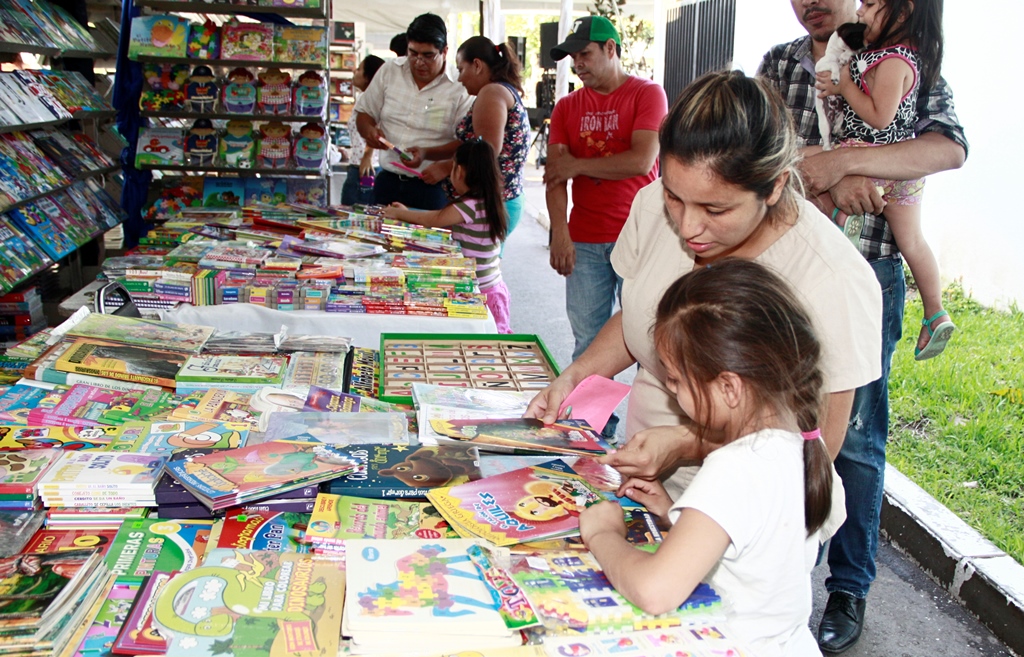 https://images.milenio.com/pkX6nFnkJGTbGQeq9Eohz7HMkCQ=/958x596/uploads/media/2016/05/28/feria-universitaria-del-libro-de-1.jpeg