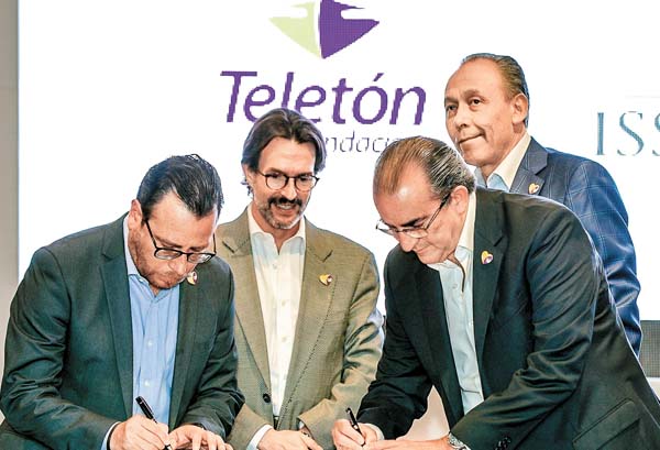Fernando Landeros y José Reyes Baeza durante la firma el acuerdo.