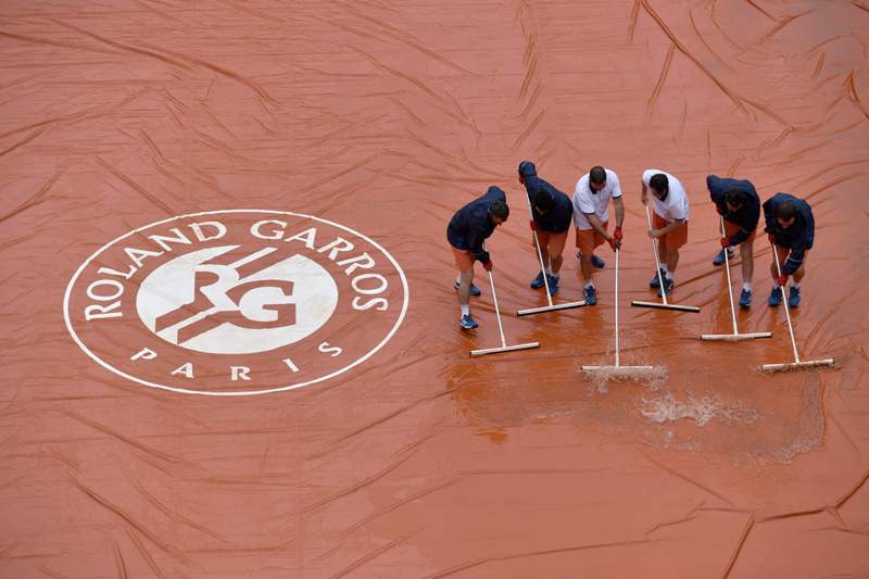 Trabajadores sacan el agua de la lona impermeable  