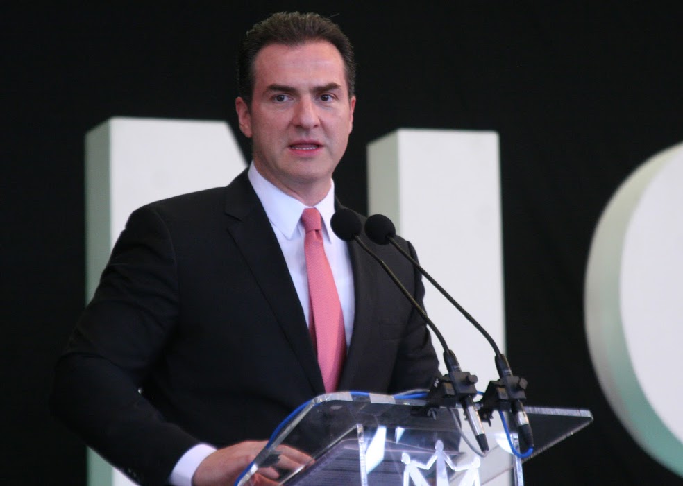 El alcalde Adrián de la Garza Santos dio a conocer los proyectos de movilidad urbana durante la clausura del Programa Mujer. 