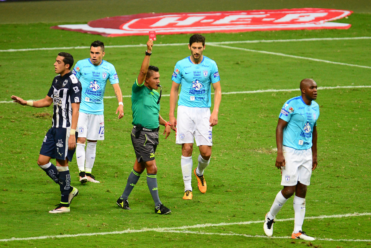 Aquivaldo Mosquera se va expulsado