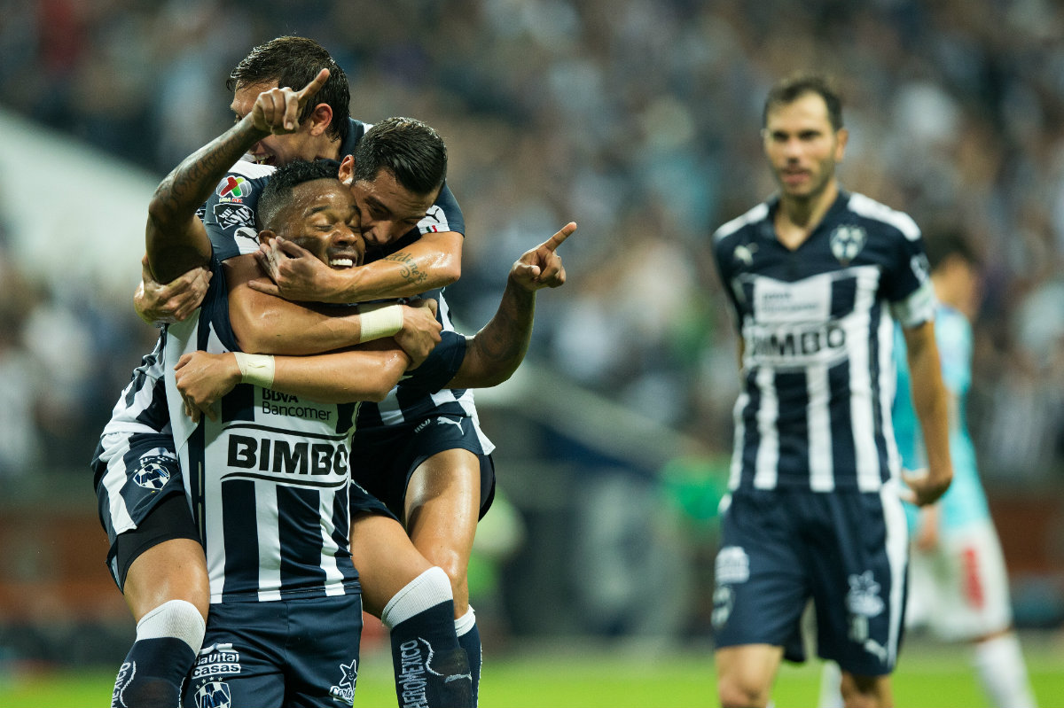 Jugadores rayados festejan con Pabón tras su gol