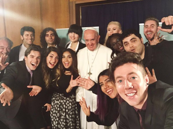 No podía faltar la selfie del recuerdo con los invitados y el papa.
