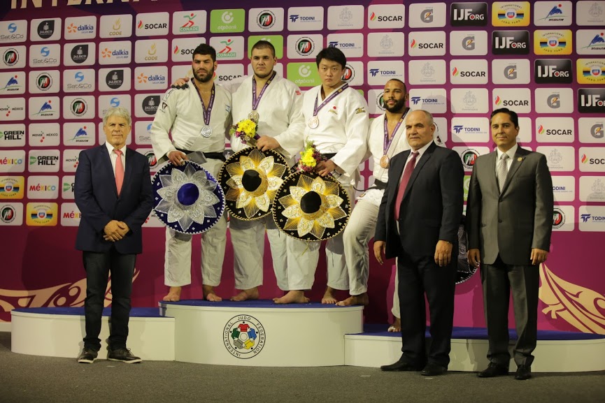 Premiación de la categoría +100kg varonil, medalla de oro para Daniel Natea de Rumania.