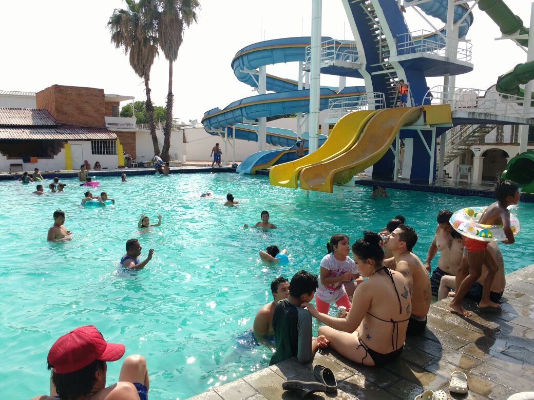 Los tapatíos disfrutaron del fin de semana con un chapuzón en la alberca para contrarrestar los efectos del calor. 