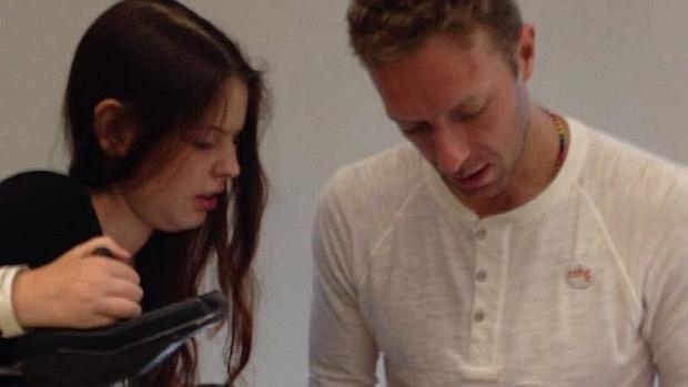 Chris Martin con Carlota en el hospital. 