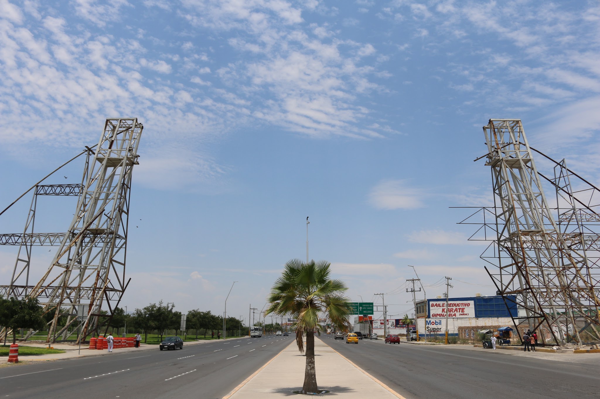 Continúan las labores para retirar la Puerta Oriente en la carretera Torreón - Matamoros.
