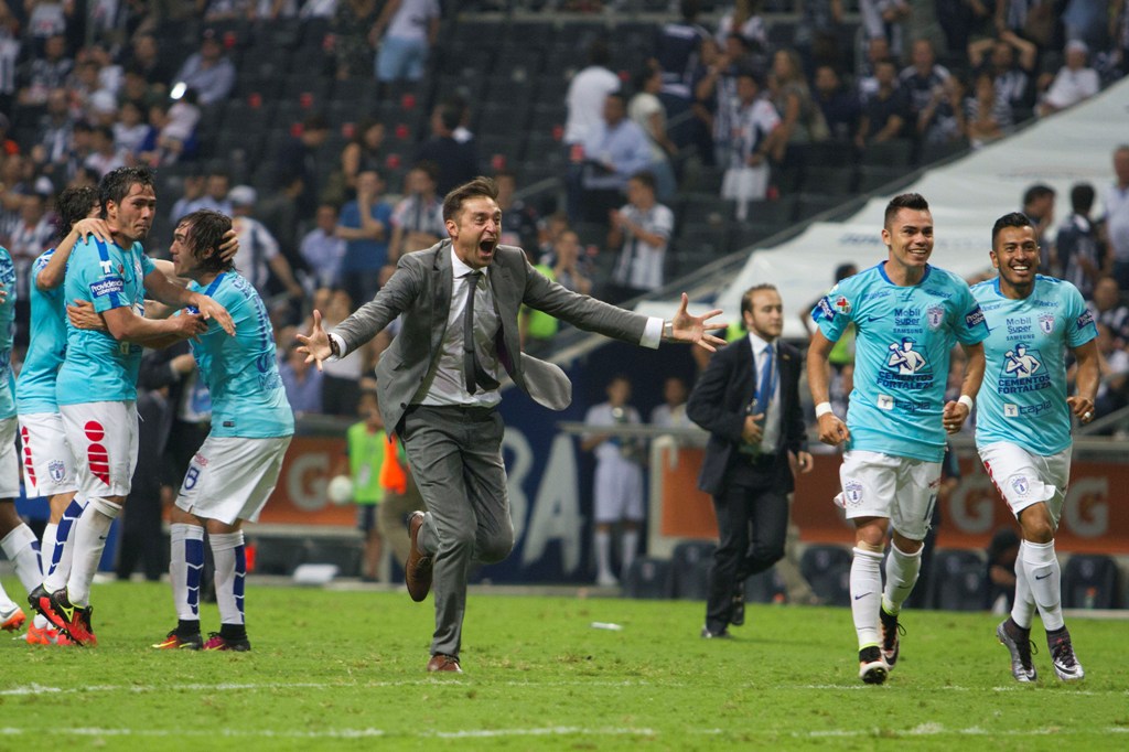 Diego Alonso celebrando el título del Pachuca