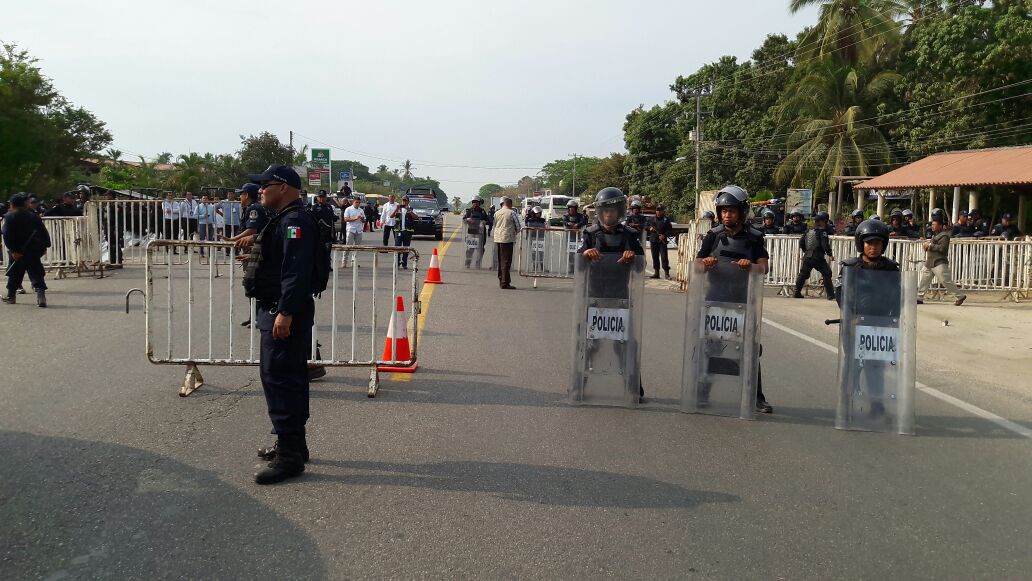 La policía se encuentra con equipo antimitines. 