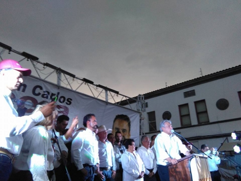 El líder nacional de Morena, Andrés Manuel López Obrador en el cierre de campaña de sus candidatos a gobernador, Francisco Javier Félix Muñoz  y a la 