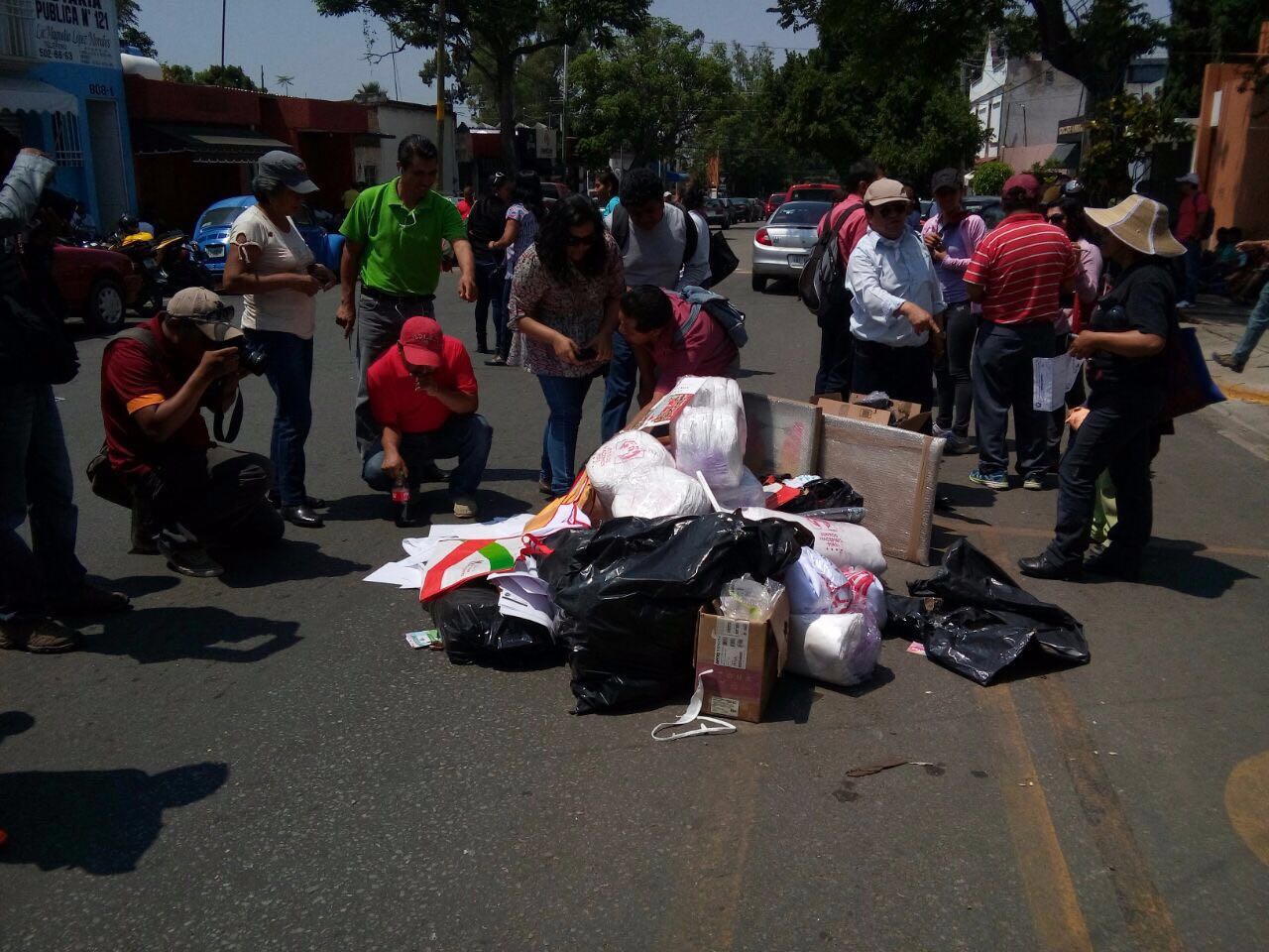 Los militantes panistas y perredistas saquearon la bodega. 
