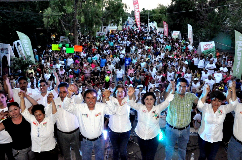 Maria Luis González Achem, candidata del PRI a la alcaldía de Lerdo, realizó su pre cierre de campaña en la colonia César G. Meraz.