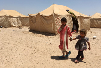 Niñas iraquíes refugiadas, en el campo abierto por el gobierno en Amriyat al-Faluya, para acoger a los huídos de Faluya, a 50 km de Bagdad
