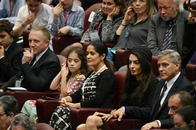 Salma Hayek con su esposo French luxury, y su hija Valentina; George Clooney y su esposa Amal. 