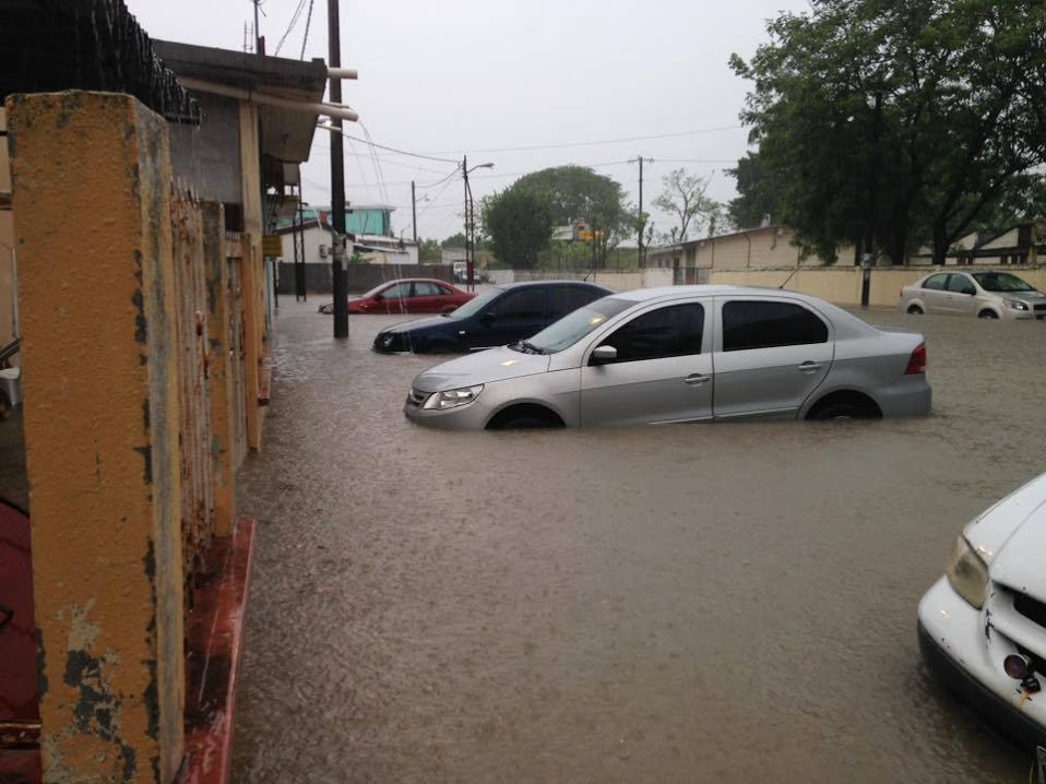 Este efecto en el climático alcanzó altos niveles de agua que hasta autos estaciones resultaron afectados.