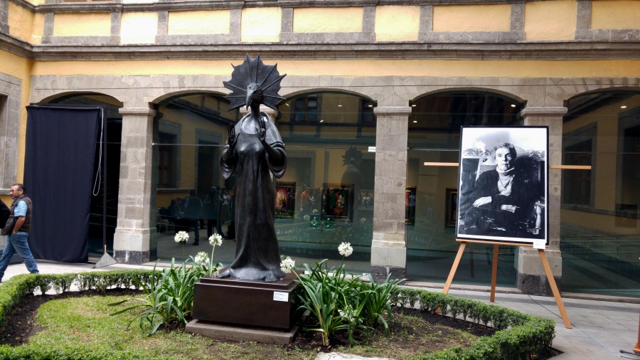 La escultura estuvo acompañada de un retrato monumental que Lilian Stein le tomó en el 2003 a Leonora Carrington