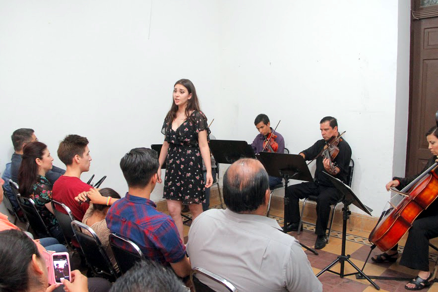  Paulina indicó que es soprano lírica y que desde que era pequeña cantaba.