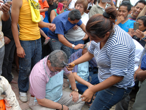 Siete profesores fueron agredidos y rapados por supuestos integrantes de la CNTE en Comitán, Chiapas.