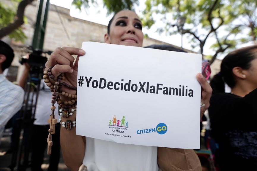 Tapatíos se manifiestan contra el matrimonio igualitario.