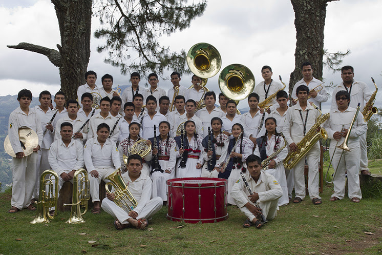 El CECAM es un centro esencial de formación musical y educación formal en la comunidad Mixe de Oaxaca. En 1977 inició sus actividades como un proyecto