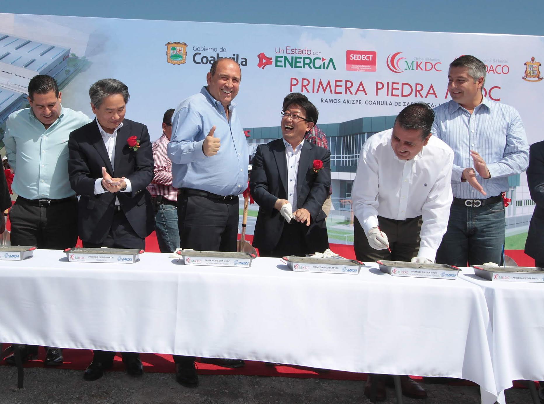Se colocó la primera piedra de la factoría, que generará 400 empleos directos.