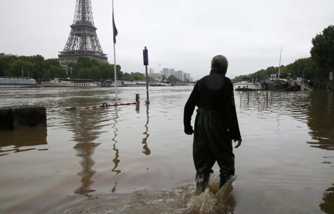 El desbordamiento del río Sena ha causado constantes inundaciones en la capital francesa