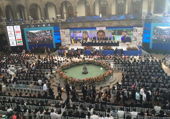 Durante la ceremonia de graduación del programa Bécalos.