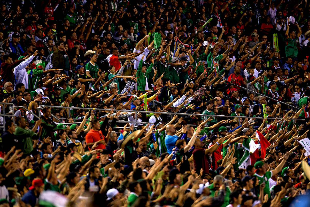 Los fans mexicanos en el Qualcomm, gesto característico al momento del 'eh puto'