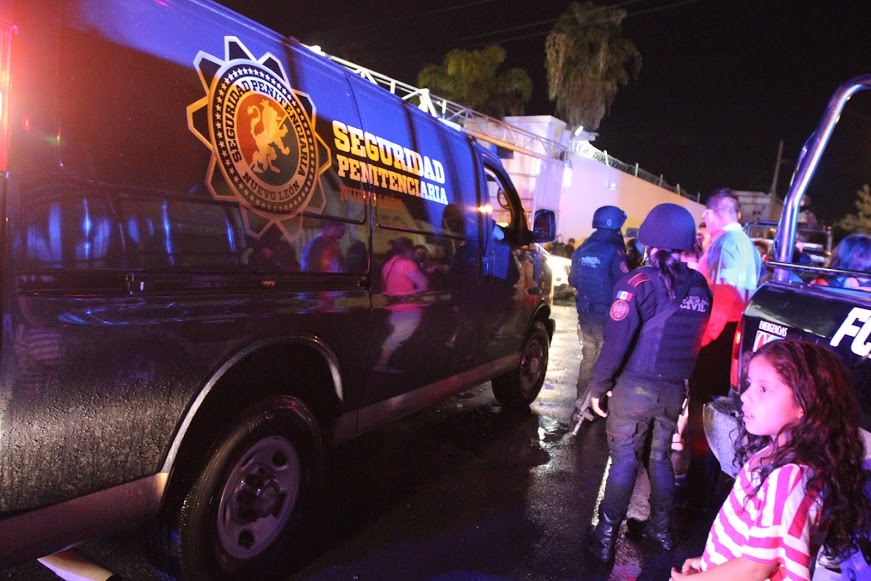 Fuerzas federales y estatales rodearon el reclusorio. 