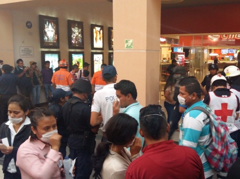 A la Macro Plaza Comercial llegan cuerpos de socorro, ambulancias de la Cruz Roja y  elementos de las fuerzas de seguridad pública estatal y municipal