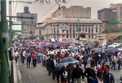 Maestros de la CNTE marchan por Eje Central Lázaro Cárdenas para ingresar por Belisario Domínguez hacia la Secretaría de Educación Pública.