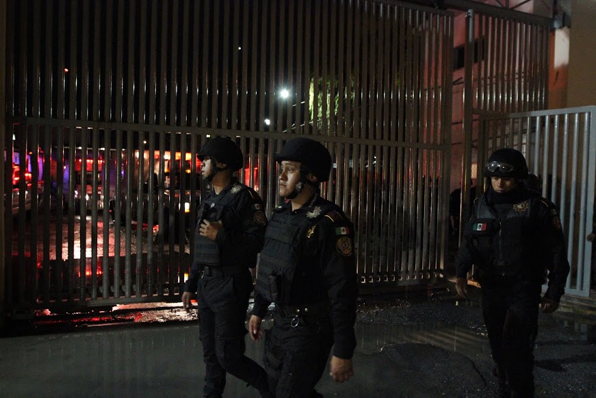 A 110 días del motín que dejó 49 muertos en el penal del Topo Chico, anoche regresaron los disturbios al reclusorio. 