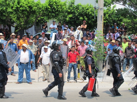 Más de 500 Policías Federales antimotín encapsularon a los campesinos en las inmediaciones de la CDI en Tuxtla Gutiérrez.