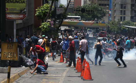 En medio de la protesta se presentaron supuestos seguidores del gobierno, algunos de ellos armados, quienes entre gritos y golpes se enfrentaron a los