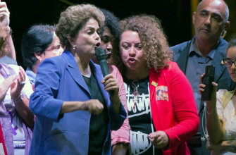 Dilma Rousseff (i) habla durante la protesta de miles de mujeres contra el actual presidente Michel Temer, en el centro de Río de Janeiro