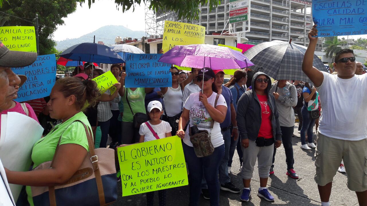 Maestros y padres de familia marchan en Acapulco - Grupo Milenio