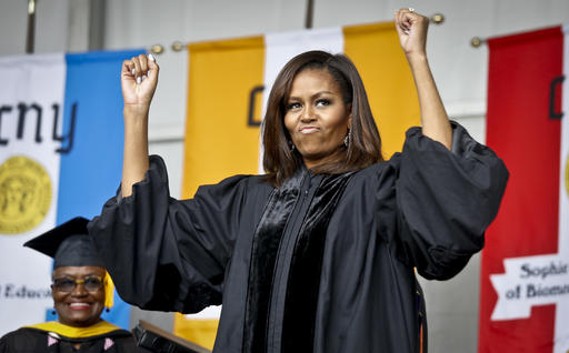 Michelle Obama saluda los gritos de apoyo de los estudiantes de la clase de 2016 en el City College of New York
