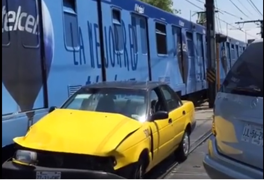 El servicio de la Línea 1 de Tren Ligero permanece suspendido, luego de que dos taxis se impactaran en uno de los vagones 