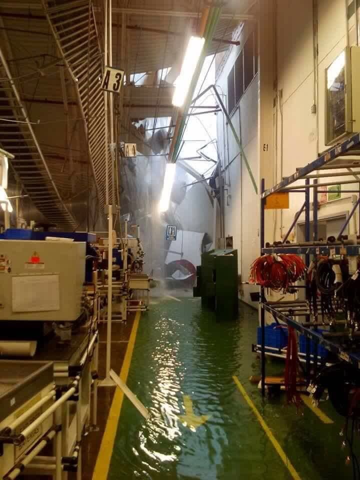 El agua inundó las instalaciones de la empresa. 