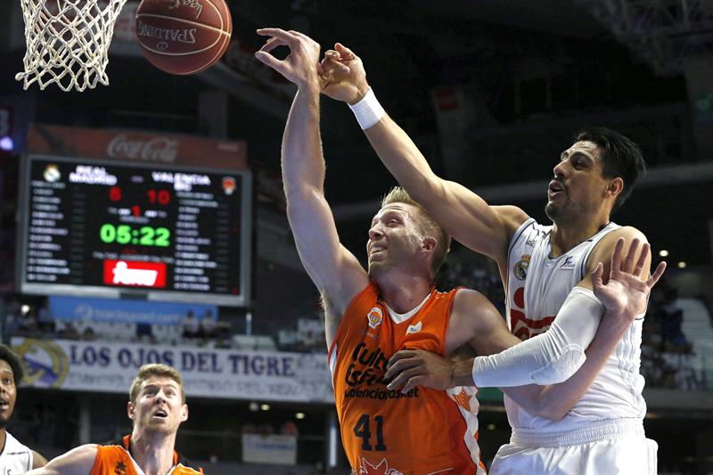 Gustavo Ayón fue un jugador importante en la victoria de su equipo